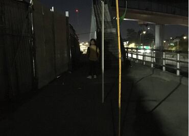 Coladera aledaña al Palacio de los Deportes, donde cayeron y murieron dos jóvenes, sigue sin alumbrado