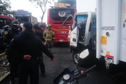Choca camión de basura contra Metrobús en Insurgentes