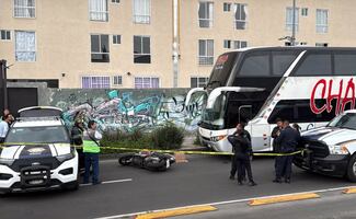 Motociclista muere tras caer debajo de un autobús en Venustiano Carranza; detienen al conductor