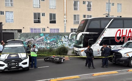 Motociclista muere tras quedar debajo de un autobús en Venustiano Carranza; detienen al conductor