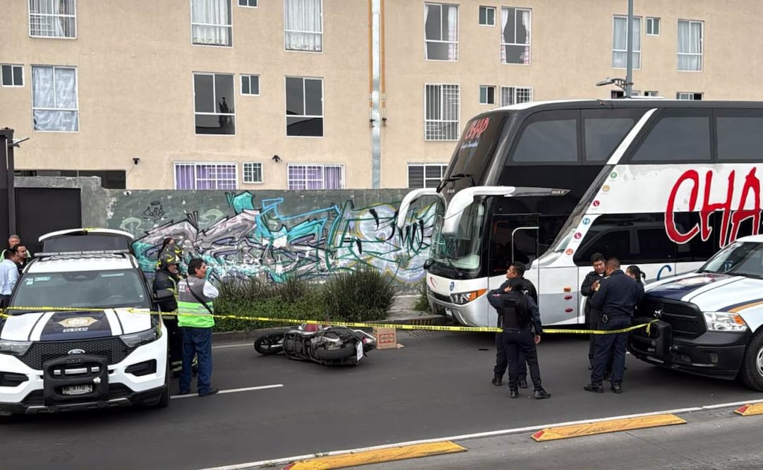 Motociclista muere tras caer debajo de un autobús en Venustiano Carranza; detienen al conductor.
Foto: Valente Rosas / EL UNIVERSAL