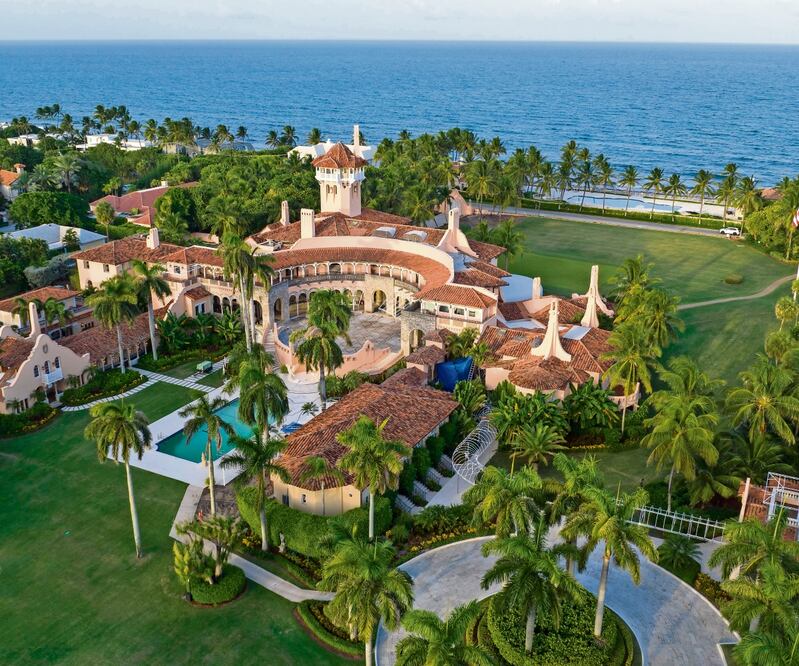 Vista aérea de Mar-a-Lago del expresidente Donald Trump, en Palm Beach. La declaración jurada muestra cómo se autorizó a los agentes a registrar una gran parte del recinto, incluida la “Oficina 45” y las salas de almacenamiento, entre otras. Foto: AP