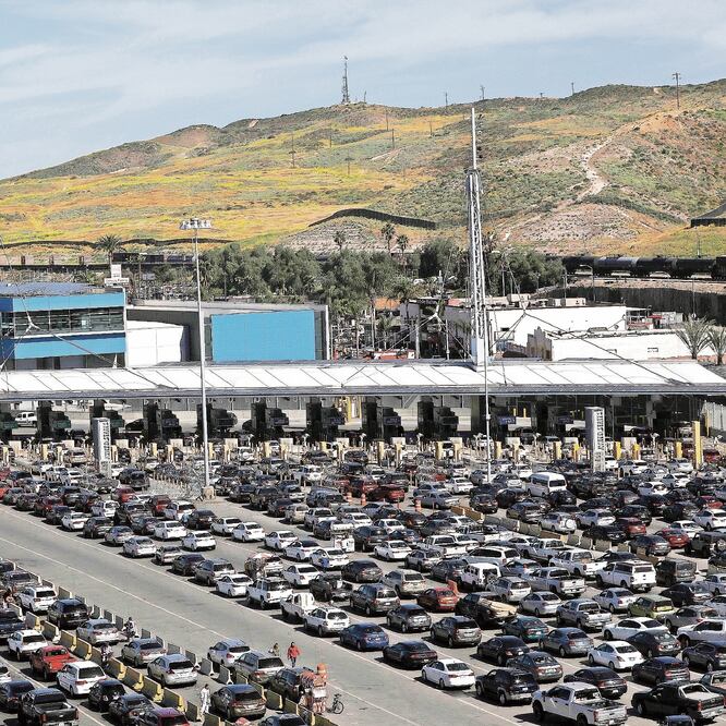 Autos esperan la revisión de autoridades fronterizas estadounidenses en el puente de San Ysidro, cercano a la ciudad de Tijuana. CARLOS JASSO.REUTERS