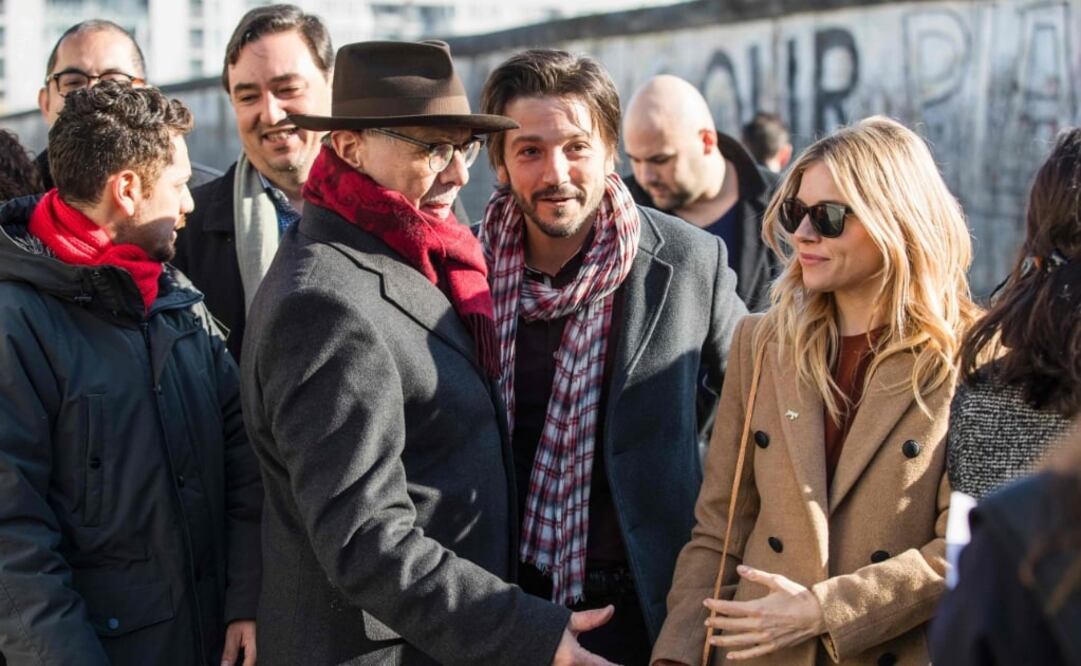 Dieter Kosslick, director de la Berlinale, con Diego y la actriz Sienna Miller. FOTO: ODD ANDERSEN/AFP