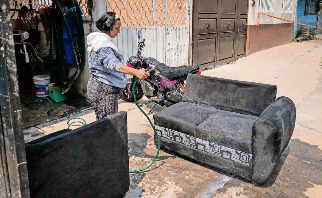 Vecinos de la colonia Ejército de Oriente en Iztapalapa limpiaron lo que alcanzaron a rescatar. Foto: Diego Simón Sánchez / EL UNIVERSAL