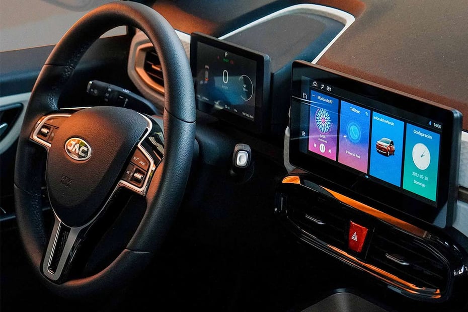 El JAC E10X ofrece una pantalla multimedia que facilita la navegación. Foto: JAC