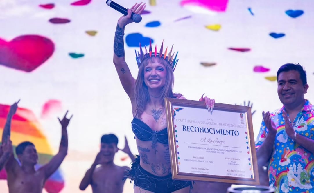 La cantante argentina La Joaqui en el escenario del Pride 2026. Foto: Hugo Salvador El Universal