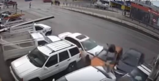 Captan a hombre que es atropellado y sale disparado en el aire