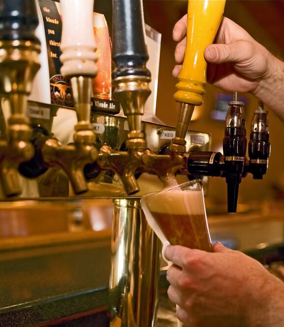 Consulta la tabla periódica de la cerveza para conocer sus componentes y celebrar en su día