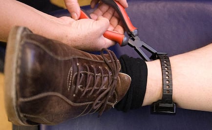 EU: Obligan a migrantes a usar brazaletes electrónicos