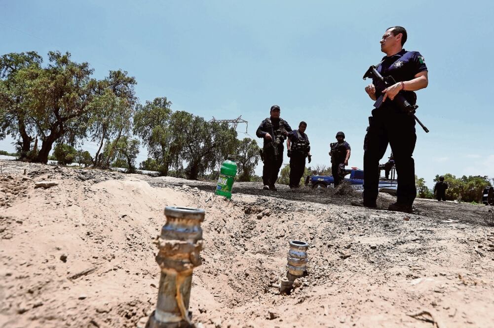 Durante la semana se conformará el grupo de 2 mil 500 militares y 500 oficiales de la Secretaría de Seguridad Pública del estado para combatir a las bandas y a las gasolineras que compran combustible a los chupaductos. (ARIEL OJEDA. EL UNIVERSAL) 