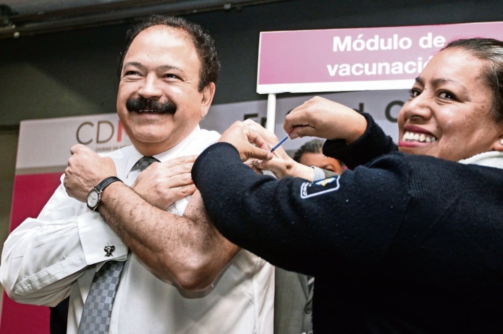 El secretario de Salud capitalino, Armando Ahued, pide a la población no automedicarse porque pueden complicar la enfermedad (ISAAC ESQUIVEL. CUARTOSCURO)