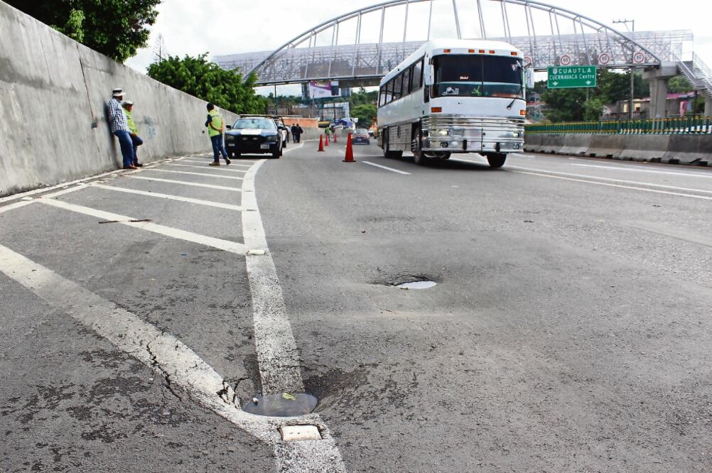 En los últimos 20 días el asfalto del libramiento carretero ha registrado dos “bach es” que comenzaron con pequeñas filtraciones de agua y después provocaron el hundimiento de la autopista. Foto: CIUDADANOS MX