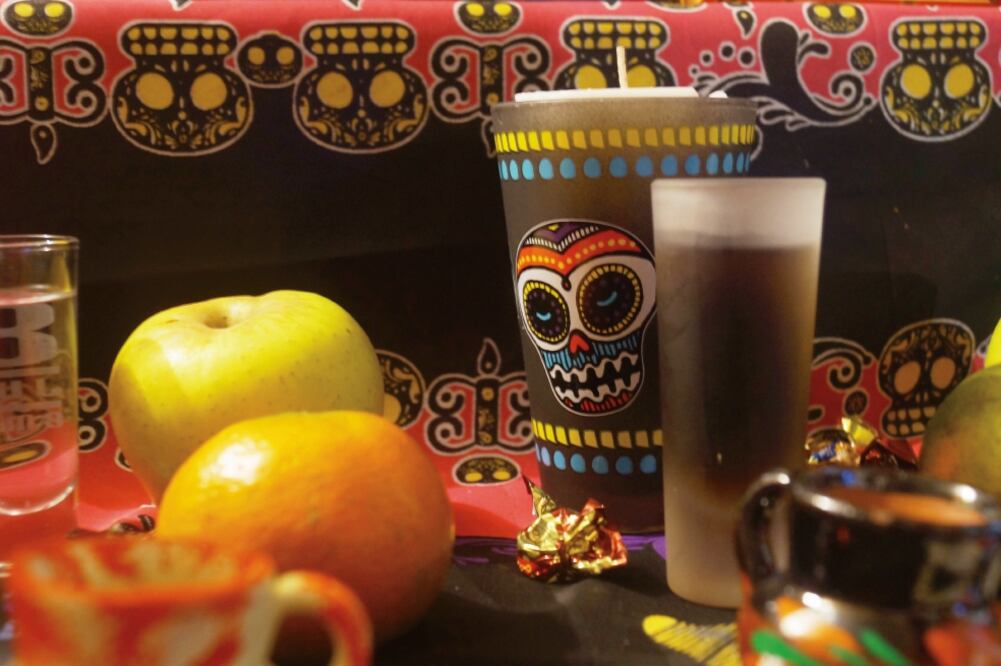 Cosme García nunca se retrató, su familia lo representa en el altar con una copita. (CORTESÍA GABRIELA GARCÍA)