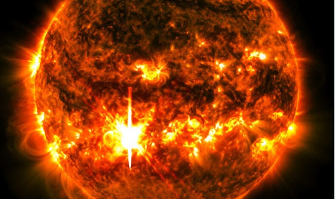 La NASA captó el punto más alto que alcanzó ayer, 1 de octubre, la erupción solar, conocida como X7.1.
Foto: NASA / Observatorio de Dinámica Solar