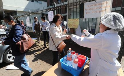 Ante desabasto, alumnos de Química de la UAEMex regalan gel antibacterial