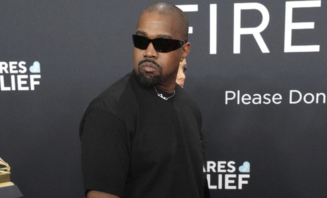 Kanye West en su paso por la alfombra roja de los Grammys.
Foto: AP / Jordan Strauss