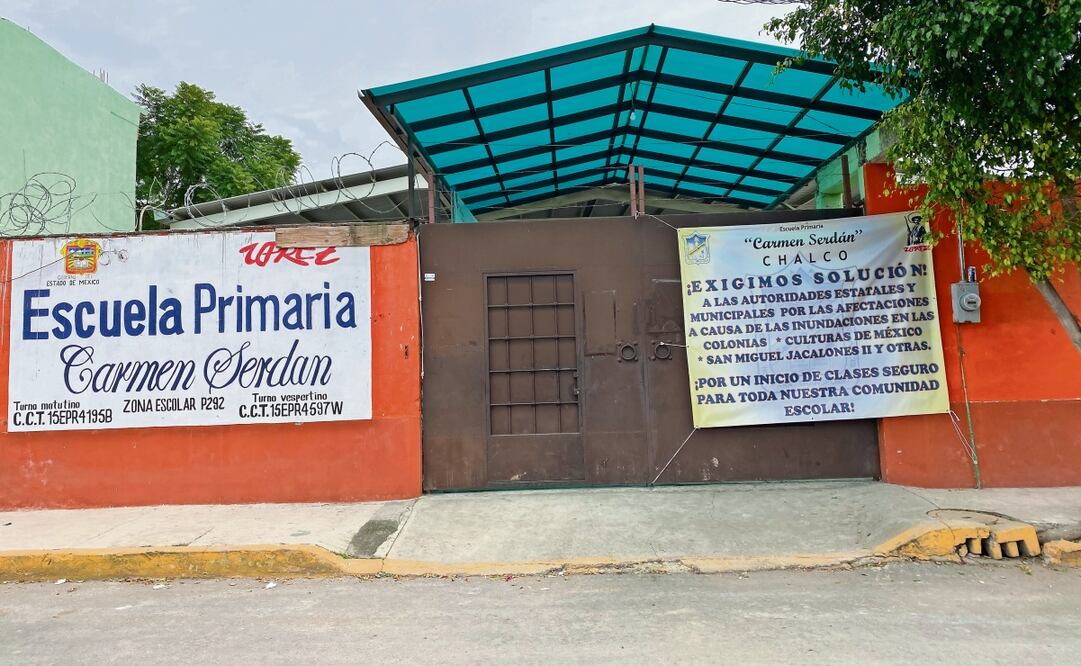 Padres de familia colocaron una manta en la escuela Carmen Serdán para solicitar seguridad para los alumnos tras la inundación. Foto: Emilio Fernández / EL UNIVERSAL