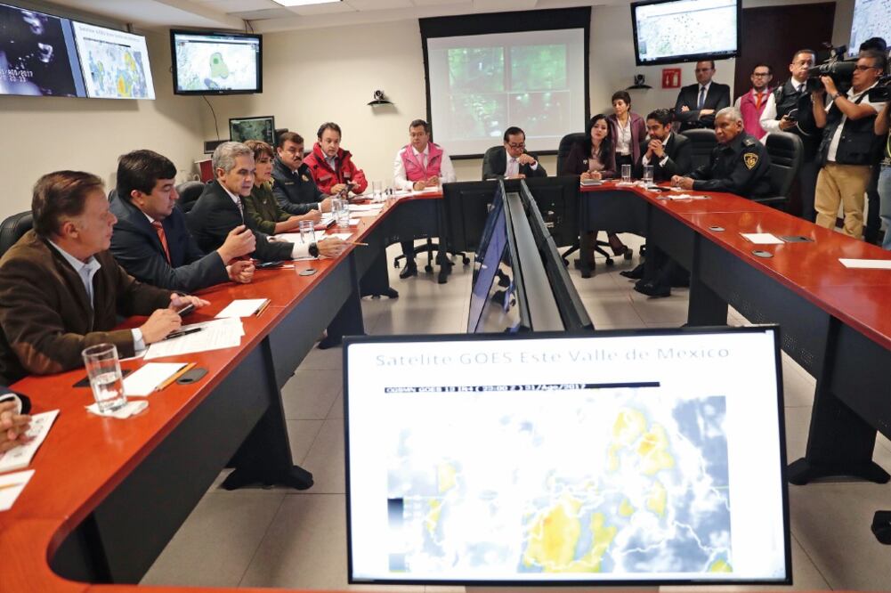 El jefe de Gobierno, Miguel Ángel Mancera visitó el C4 para monitorear las afectaciones por las lluvias y las anegaciones en varias delegaciones capitalinas. (IVAN STEPHENS. EL UNIVERSAL)