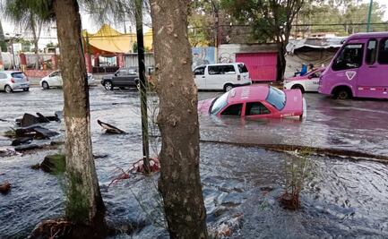 Taxista cae en socavón formado por mega fuga de agua en Iztapalapa