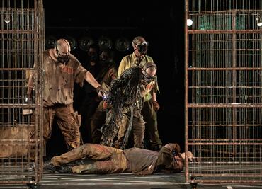 La obra "Fariseos" hace un crudo retrato de la vida penitenciaria en México