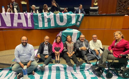 Tras tomar la tribuna, senadores de oposición acampan en el Pleno