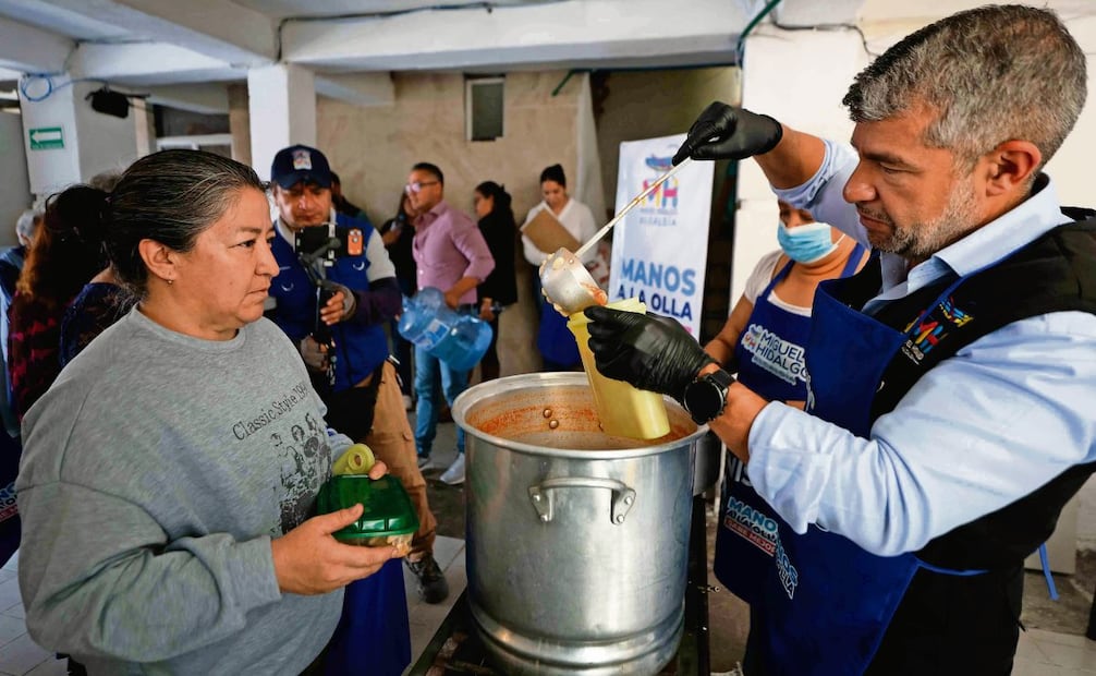 El alcalde Mauricio Tabe resalta que con Manos a la Olla le regalan tiempo a las mujeres para que lo dediquen a otras actividades y ya no a la cocina. FOTO: DIEGO SIMÓN SÁNCHEZ