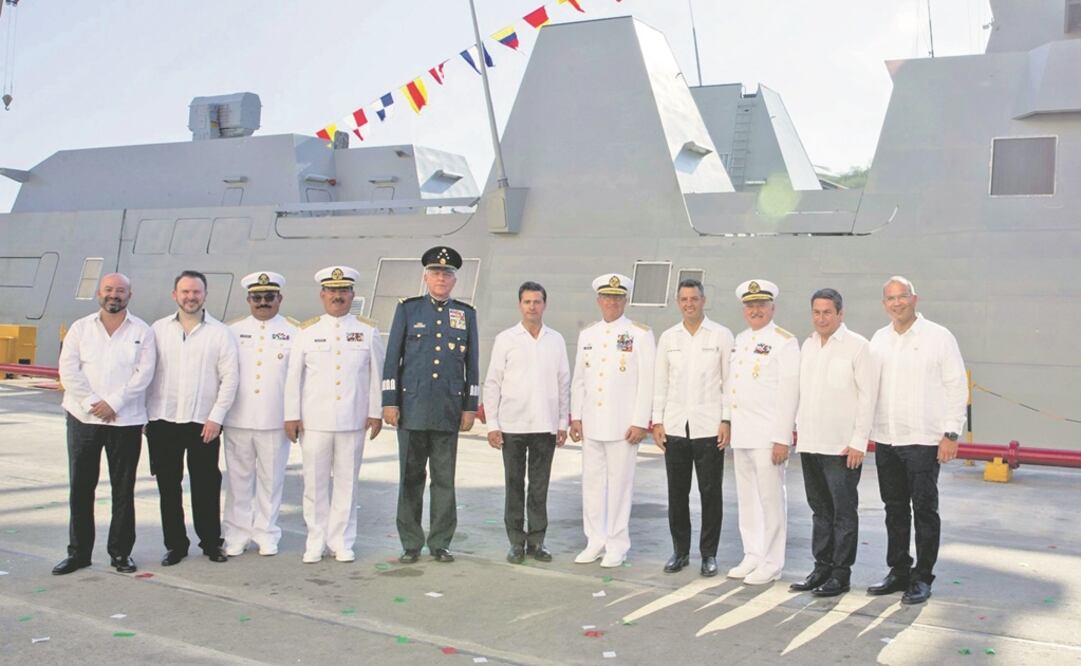 El presidente Enrique Peña Nieto (centro) reconoció la coordinación que hubo durante toda su administración entre el Ejército y la Marina-Armada de México. Foto: ESPECIAL