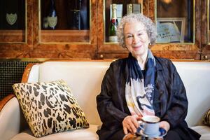 "Resistir y plantar cara aún es posible": entrevista con Margaret Atwood