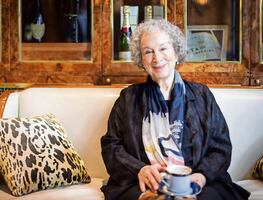 "Resistir y plantar cara aún es posible": entrevista con Margaret Atwood