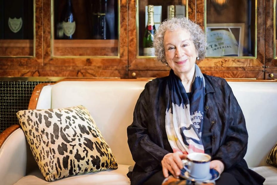 Margaret Atwood es autora de más de 40 libros, ganadora dos veces del Premio Booker y, en 2008, ganó el Premio Princesa de Asturias de las Letras.