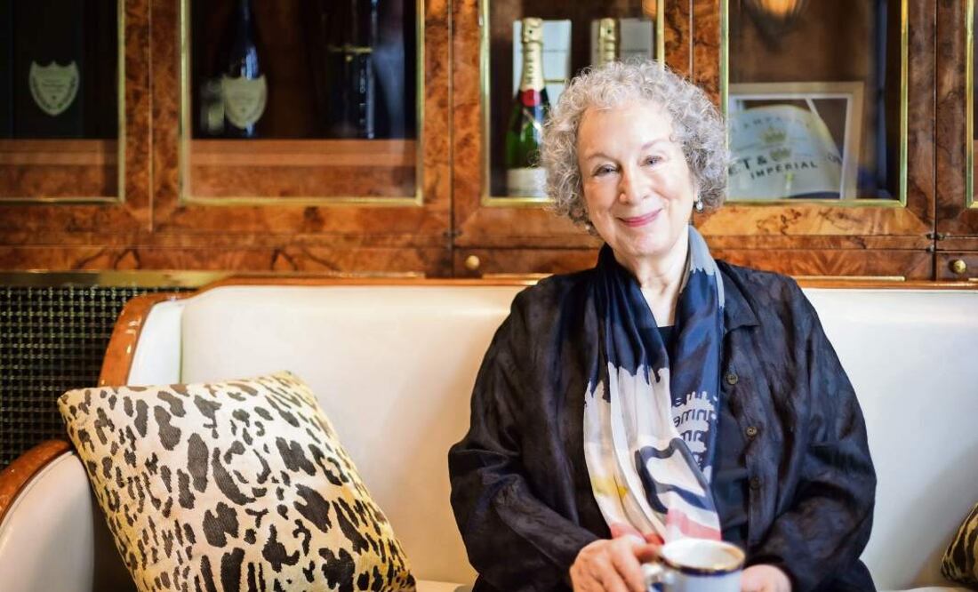 Margaret Atwood es autora de más de 40 libros, ganadora dos veces del Premio Booker y, en 2008, ganó el Premio Princesa de Asturias de las Letras.