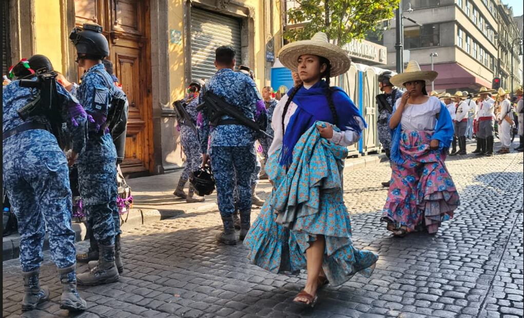 Elementos del Ejército mexicano se preparan para participar en el desfile cívico-militar por el 115 aniversario del inicio de la Revolución Mexicana, que este año cambia de ruta y culminará en el Monumento a la Revolución en la Ciudad de México, el jueves 20 de noviembre de 2025. Foto: Luis Camacho/EL UNIVERSAL