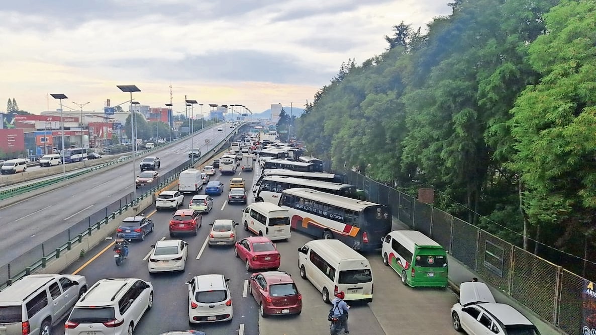 Por más de cuatro horas operadores del transporte público bloquearon Periférico Norte. Foto: Especial