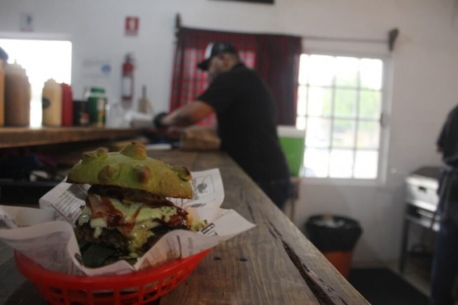 Bajas ventas lo llevan a crear la "coronaburguer"