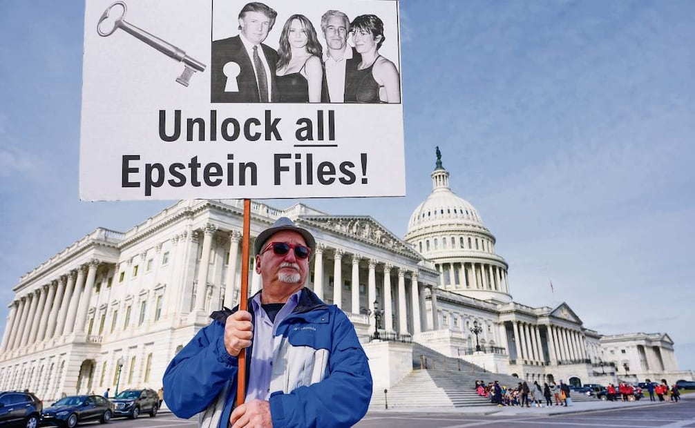 Gary Rush, de College Park, Maryland, pide liberar todos los archivos Epstein frente al Capitolio, en Washington, el 18 de noviembre pasado. Foto: Mariam Zuhaib / AP