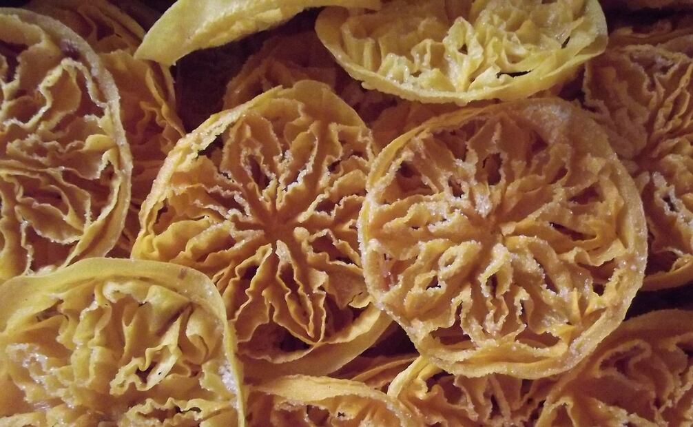 Los buñuelos tienen forma de rosa y otras flores. Foto: Wikimedia Commons