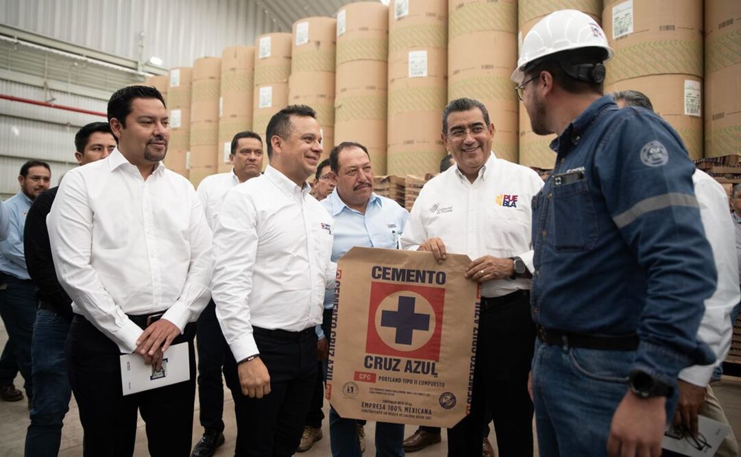 Gobernador de Puebla, Salomón Céspedes en inauguración de fábrica de sacos de Cooperativa La Cruz Azul. Foto: Especial