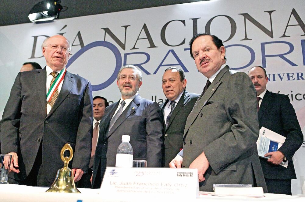 El secretario de Salud, José Narro; el presidente de la SCJN, Luis María Aguilar Morales, y el diputado Jesús Zambrano acompañaron al Licenciado Juan Francisco Ealy Ortiz y al Director General Juan Francisco Ealy Lanz Duret (LUCÍA GODÍNEZ. EL UNIVERSAL)
