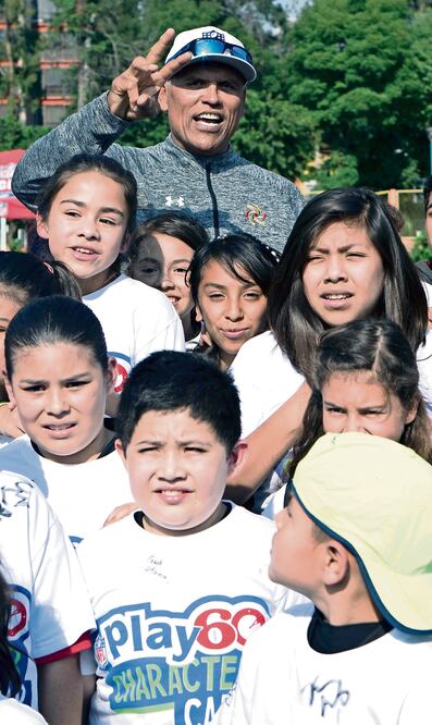 Muñoz convivió con niños en los campos de Lindavista, para inculcar el deporte de las tacleadas (REBECCA BLACKWELL. AP)