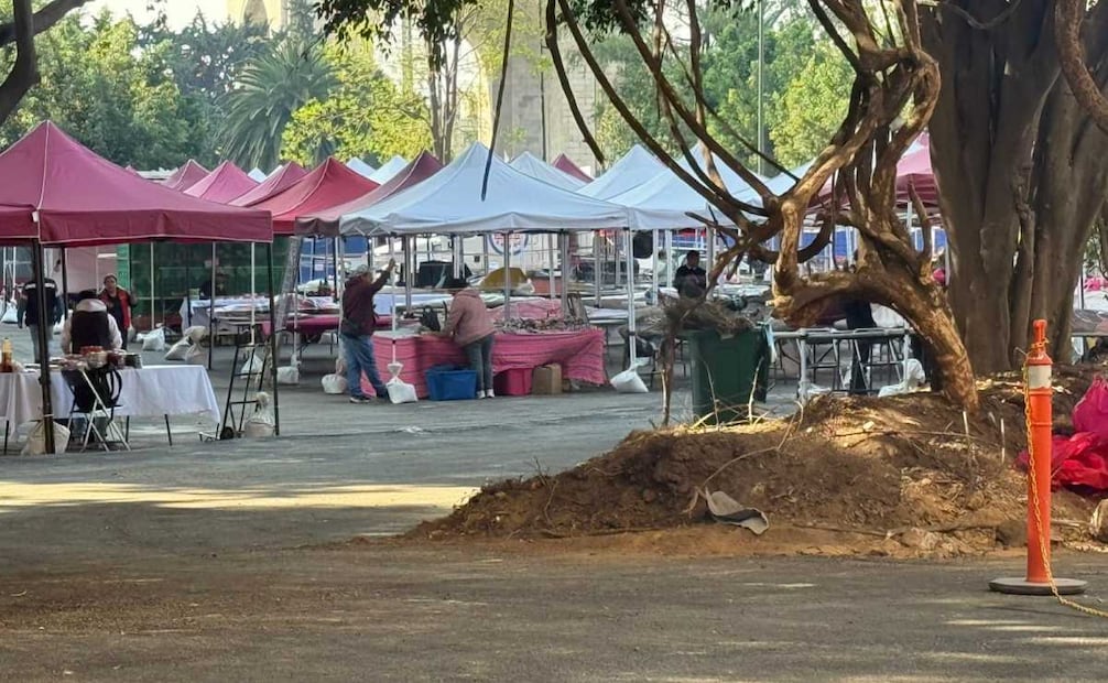 Gobierno de CDMX retrasa apertura del Bazar Navideño Artesanal en Reforma;  locatarios instalan algunos productos.
Foto: Hugo Salvador