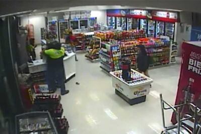 Video muestra que presunto asaltante de tienda no iba armado