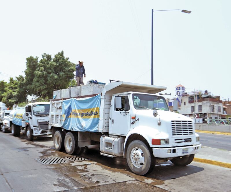 En la Zona Metropolitana de Guadalajara, la estrategia del Sistema Intermunicipal de Agua Potable y Alcantarillado, es a través de de pipas, es insuficiente; aumentan las protestas por la falta de agua en más de 200 colonias. Foto: CARLOS ZEPEDA
