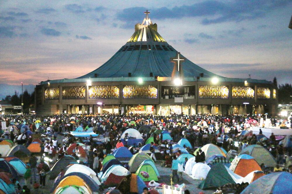 Alrededor del templo se congregaron los feligreses, quienes incluso acamparon en la explanada de la Basílica para esperar su turno y entrar a cantar las mañanitas a la Virgen de Guadalupe (HÉCTOR ALFARO. OBTURADOR MX)
