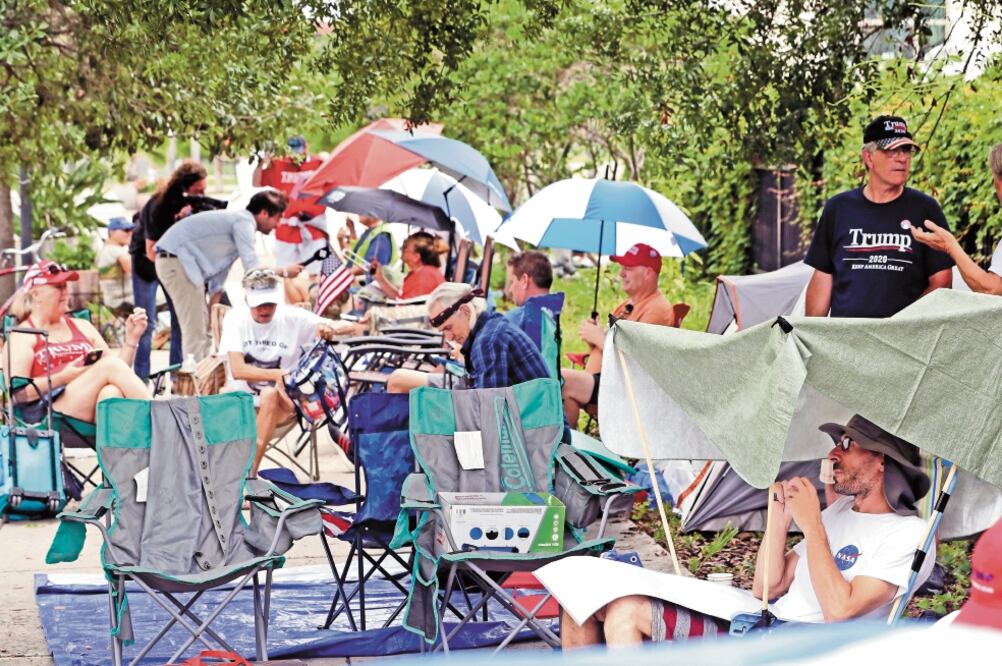 Simpatizantes del presidente Donald Trump decidieron acampar ayer, un día antes del arranque oficial de su campaña en Florida. Foto: JOHN RAOUX. AP