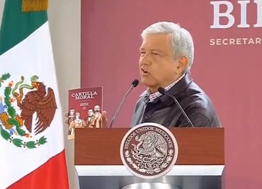 Reparte AMLO cartilla de valores