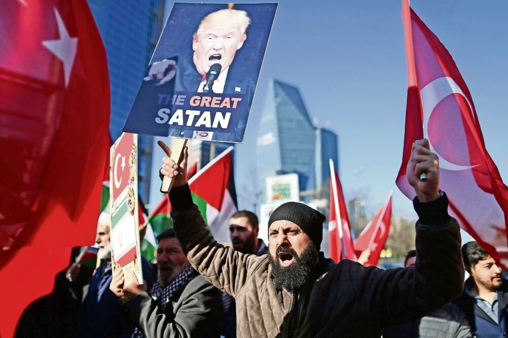 Manifestantes lanzan consignas contra Donald Trump y en favor de Palestina durante una protesta frente al consulado israelí en Estambul, Turquía. Foto: ERDEM SAHIN. EFE