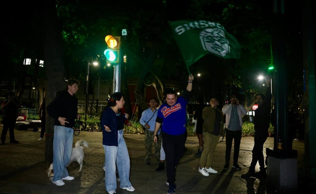 Unas 30 personas festejan el triunfo de Fátima Bosch como Miss Universo 2025 frente al Ángel de la Independencia. Foto: Valente Rosas / EL UNIVERSAL
