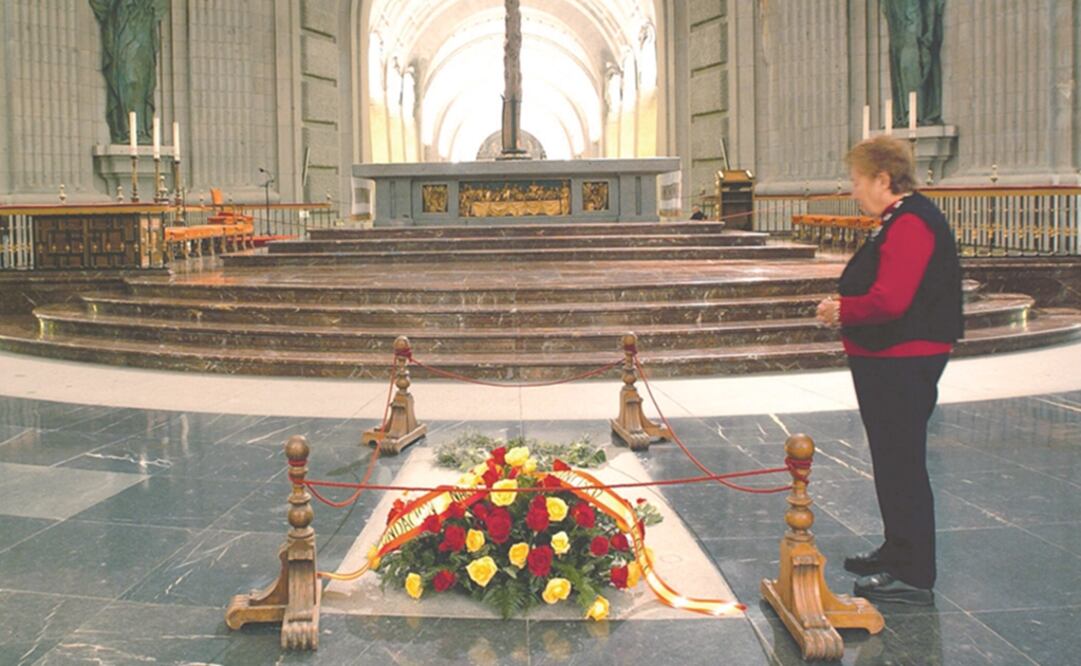 Una mujer permanece junto a la tumba de Francisco Franco, en la basílica de Santa Cruz del Valle de los Caídos, 2005. Foto: EFE 
