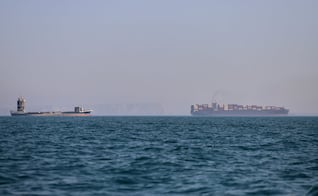 Inicia evacuación de marinos en estrecho de Ormuz; Irán y EU mantienen diferencias sobre acuerdo de paz